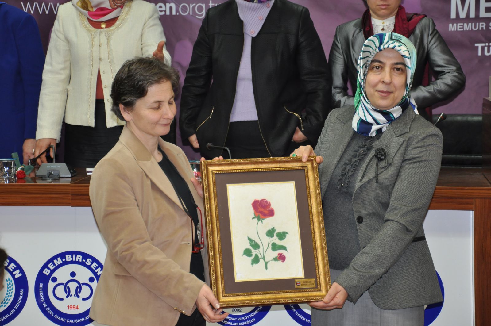 Kadınlara Hem Erkekler Hem de Kadınlar Mobbing Uyguluyor