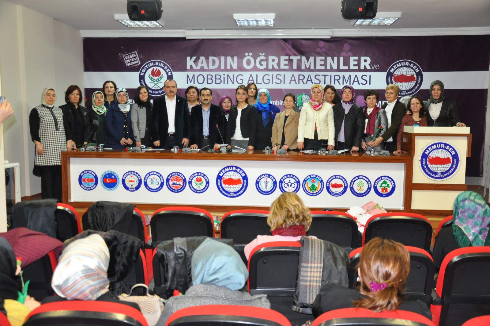 Kadınlara Hem Erkekler Hem de Kadınlar Mobbing Uyguluyor