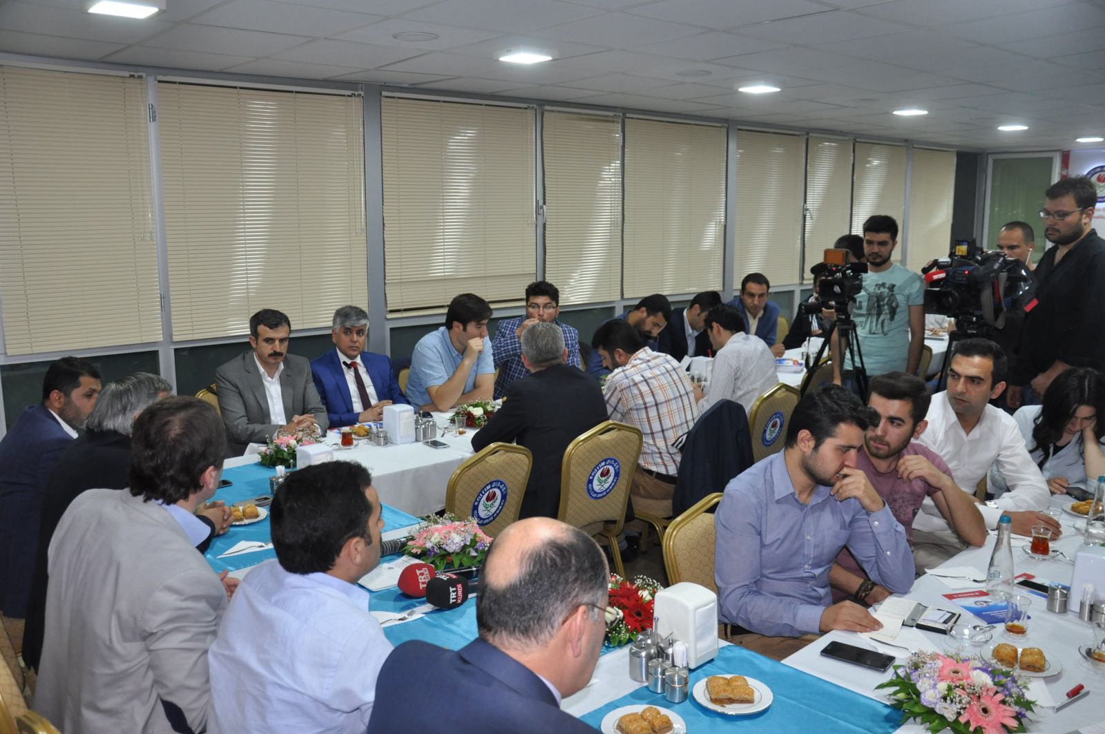 Partilerin vaatlerinin siyaseten mi hakikaten mi olduğunu toplu sözleşme masasında göreceğiz