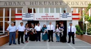Adana’ya Yeni Atanan Öğretmenler Çiçeklerle Karşılandı