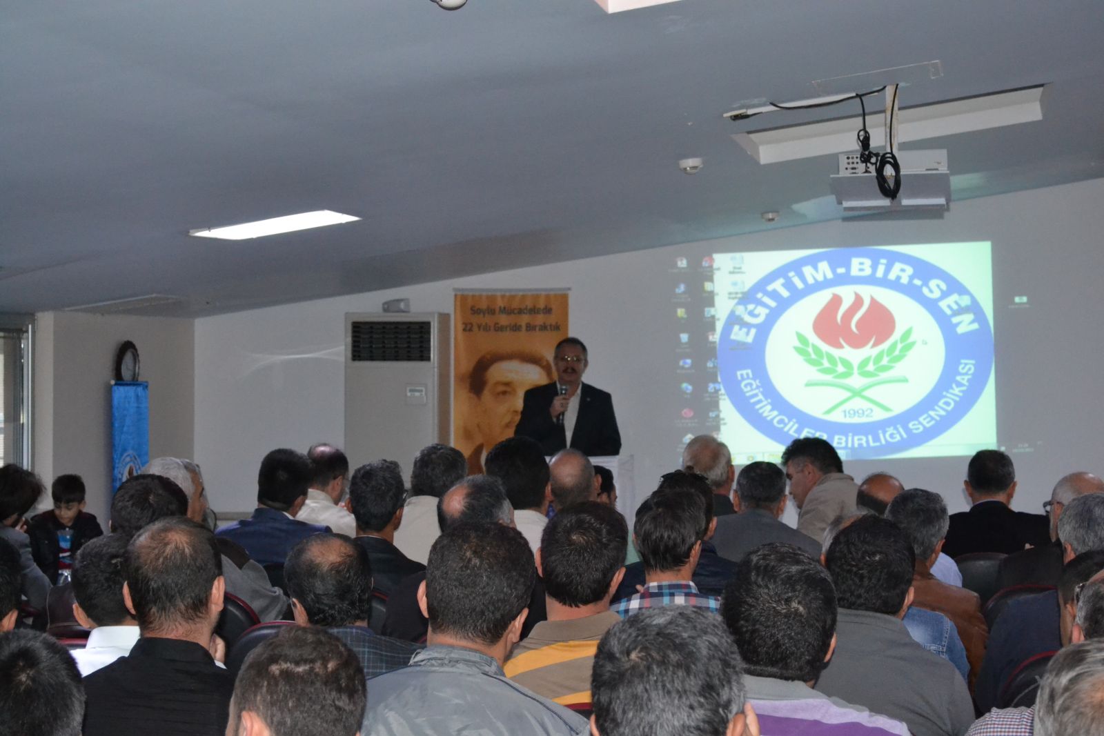 Tarihten ders almalı, oynanan oyunlara karşı uyanık olmalıyız