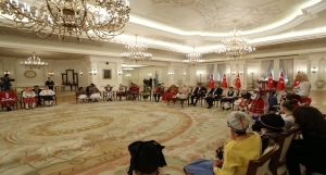 Başbakan Davutoğlu, Bakan Avcı ile birlikte “dünya çocukları“nı kabul etti