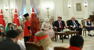 Başbakan Davutoğlu, Bakan Avcı ile birlikte “dünya çocukları“nı kabul etti
