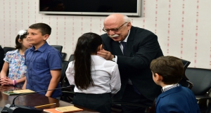 Bakan Avcı, 23 Nisan çocuklarına temsili olarak koltuğunu devretti