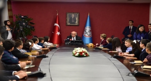 Bakan Avcı, 23 Nisan çocuklarına temsili olarak koltuğunu devretti