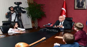 Bakan Avcı, 23 Nisan çocuklarına temsili olarak koltuğunu devretti