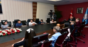 Bakan Avcı, 23 Nisan çocuklarına temsili olarak koltuğunu devretti