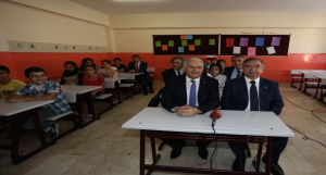 Bakan Yılmaz, Başbakan Yıldırım ile birlikte karne dağıtım törenine katıldı