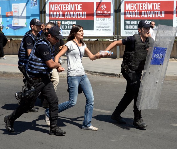 Eğitim-Sen'in protestosuna polis müdahele etti