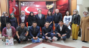 Ataması Yapılan Sözleşmeli Öğretmenler Çiçeklerle Karşılandı