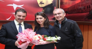 Ataması Yapılan Sözleşmeli Öğretmenler Çiçeklerle Karşılandı