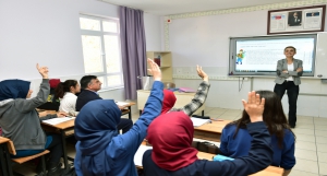 Bakan Yılmaz, Antalya Muratpaşa İmam Hatip Ortaokulunu ziyaret etti