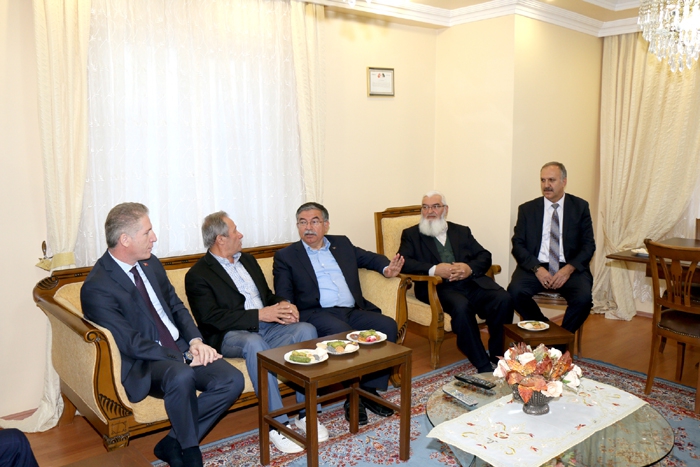 Bakan Yılmaz, hayırsever vatandaşa teşekkür ziyaretinde bulundu.