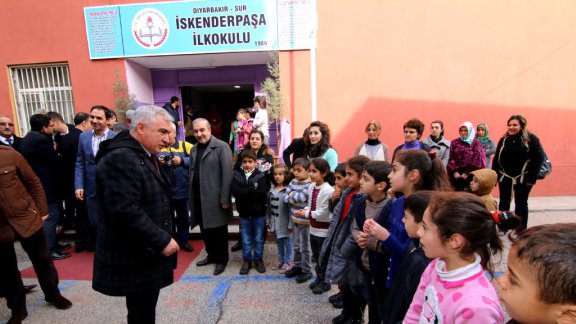 Diyarbakır İl Milli Eğitim Müdürü Hasan ASLAN'ın okul ziyaretleri devam ediyor.