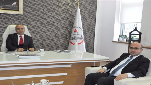 İl Milli Eğitim Müdürünün İki Fotoğrafının arasındaki farkı bulun.