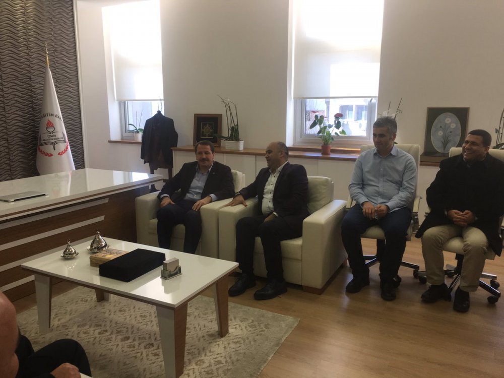 İl Milli Eğitim Müdürünün İki Fotoğrafının arasındaki farkı bulun.