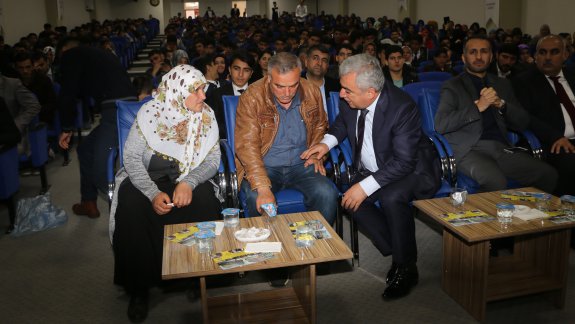 İl Milli Eğitim Müdüründen 15 Temmuz Şehidinin Anne Babasına Plaket