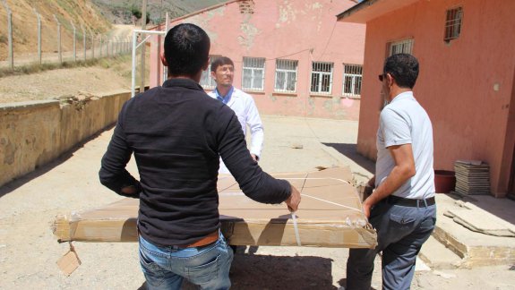 KÖY OKULU ÖĞRENCİLERİNİN SPOR MALZEMESİ SEVİNCİ