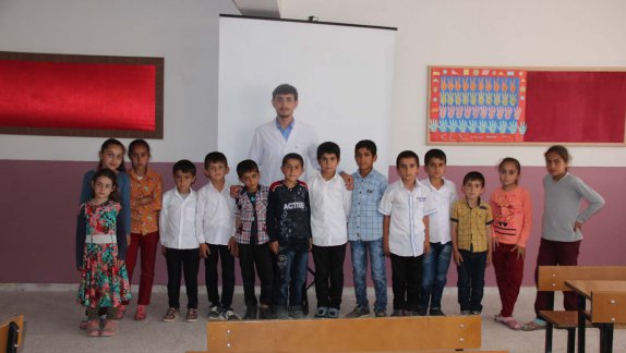 KÖY OKULU ÖĞRENCİLERİNİN SPOR MALZEMESİ SEVİNCİ