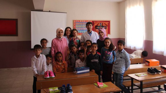 KÖY OKULU ÖĞRENCİLERİNİN SPOR MALZEMESİ SEVİNCİ