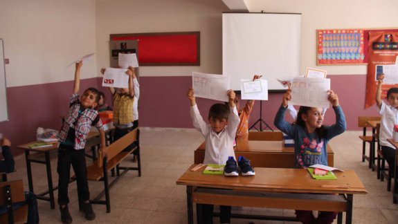 KÖY OKULU ÖĞRENCİLERİNİN SPOR MALZEMESİ SEVİNCİ