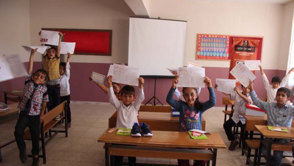 KÖY OKULU ÖĞRENCİLERİNİN SPOR MALZEMESİ SEVİNCİ