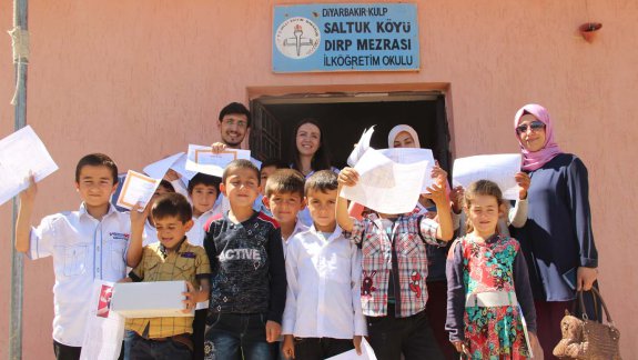 KÖY OKULU ÖĞRENCİLERİNİN SPOR MALZEMESİ SEVİNCİ