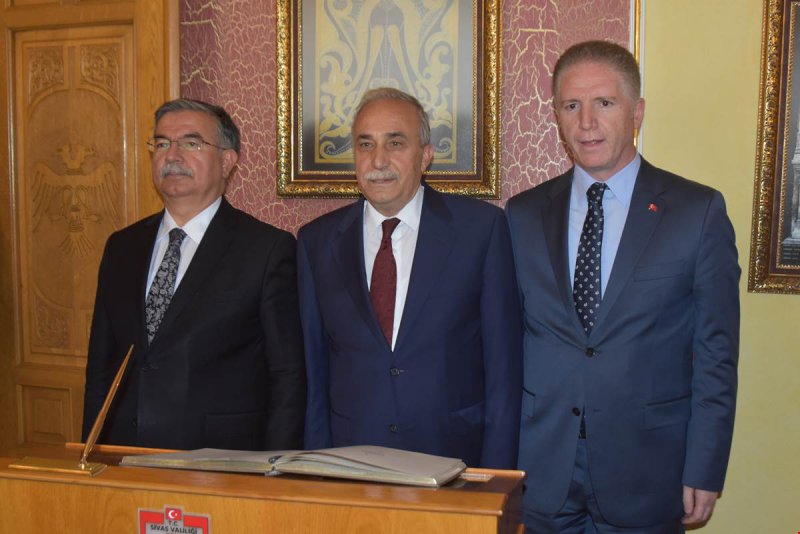 İsmet Yılmaz, Ahmet Eşref Fakıbaba ile birlikte Sivas’ta çeşitli temaslarda bulundu