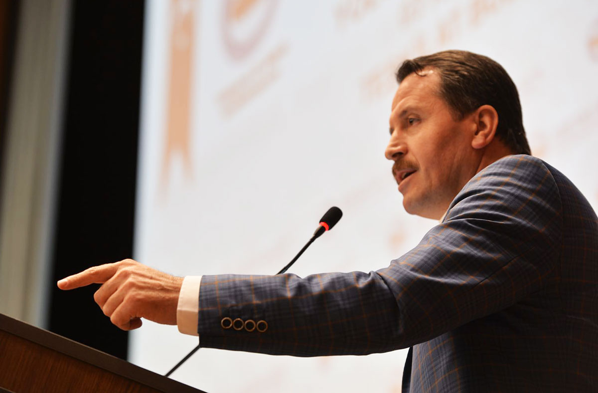 Öğretmeni örseleyen her yaklaşımın karşısındayız