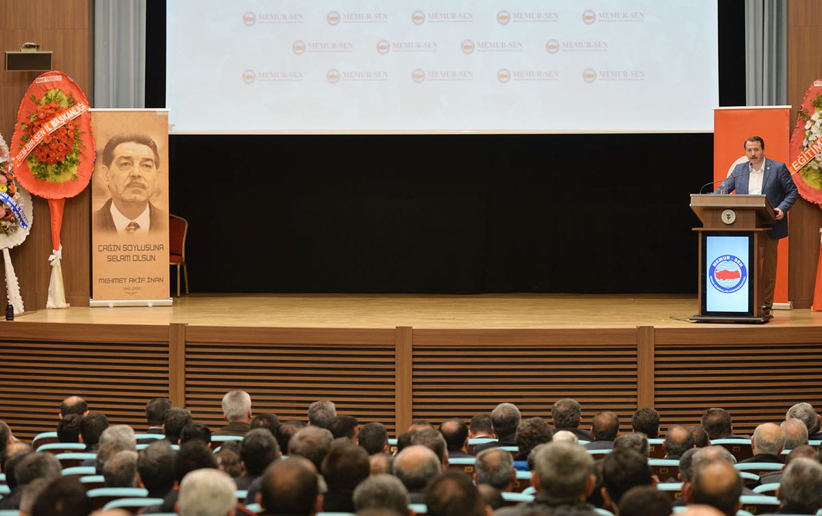 Öğretmeni örseleyen her yaklaşımın karşısındayız