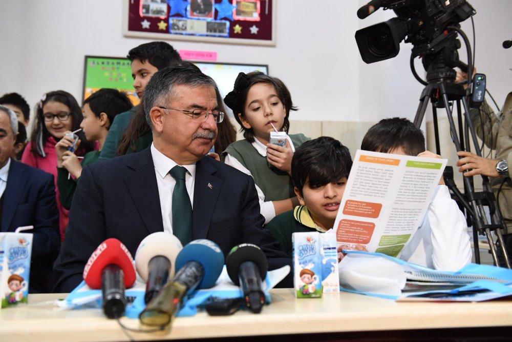 Bakan Yılmaz Ankara'da Okul Sütü Dağıtımına Katıldı