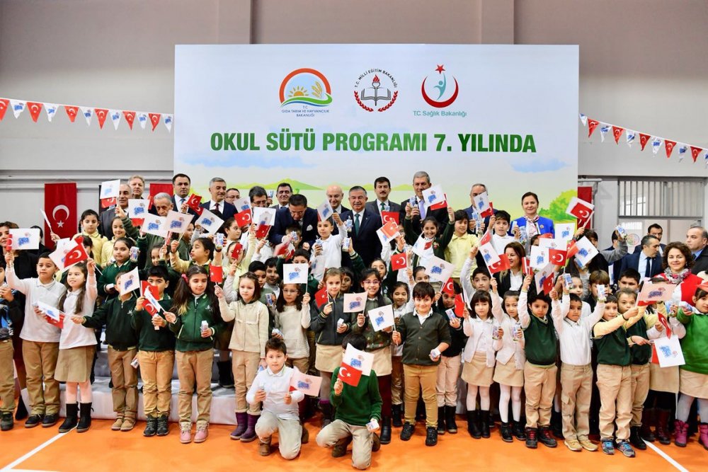 Bakan Yılmaz Ankara'da Okul Sütü Dağıtımına Katıldı