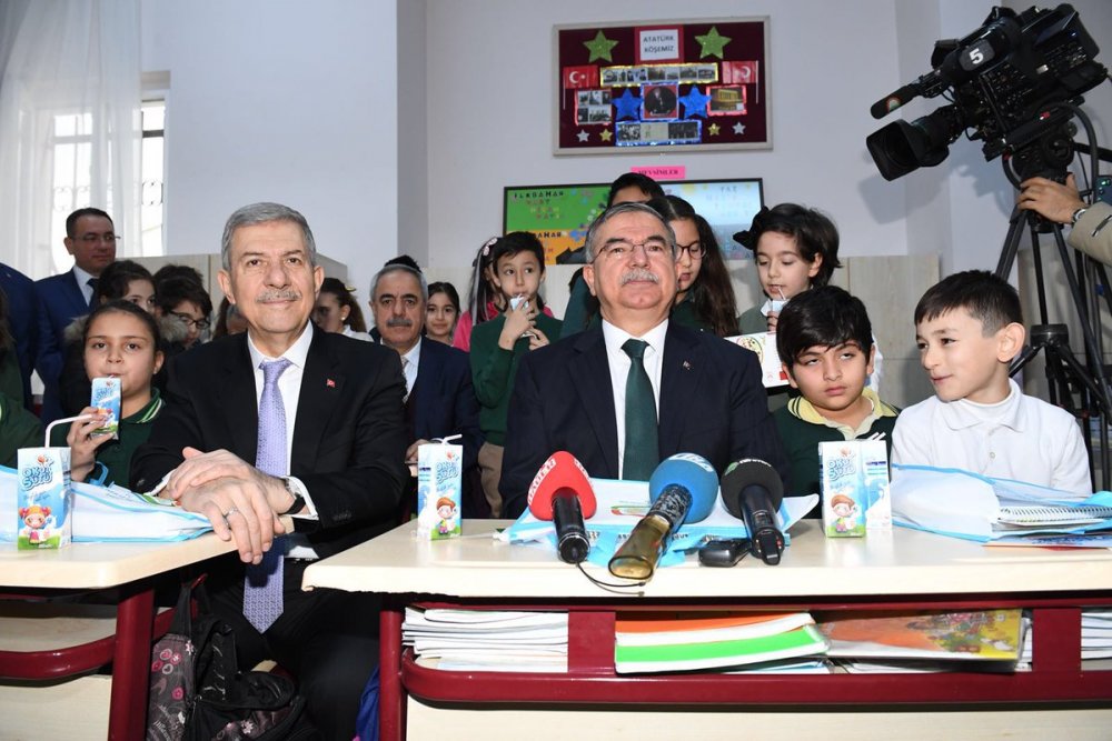 Bakan Yılmaz Ankara'da Okul Sütü Dağıtımına Katıldı