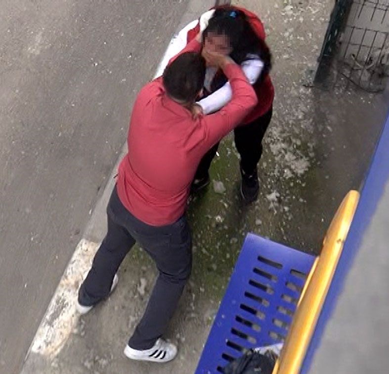 Sevgililer gününde nişanlısını sokak ortasında tartakladı