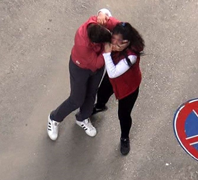 Sevgililer gününde nişanlısını sokak ortasında tartakladı
