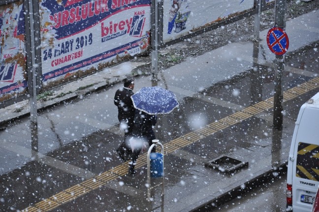 Nisan'da yağan lapa lapa kar şaşırttı