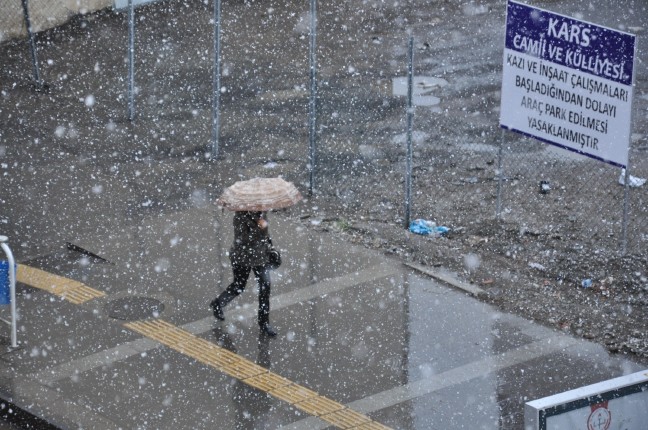 Nisan'da yağan lapa lapa kar şaşırttı