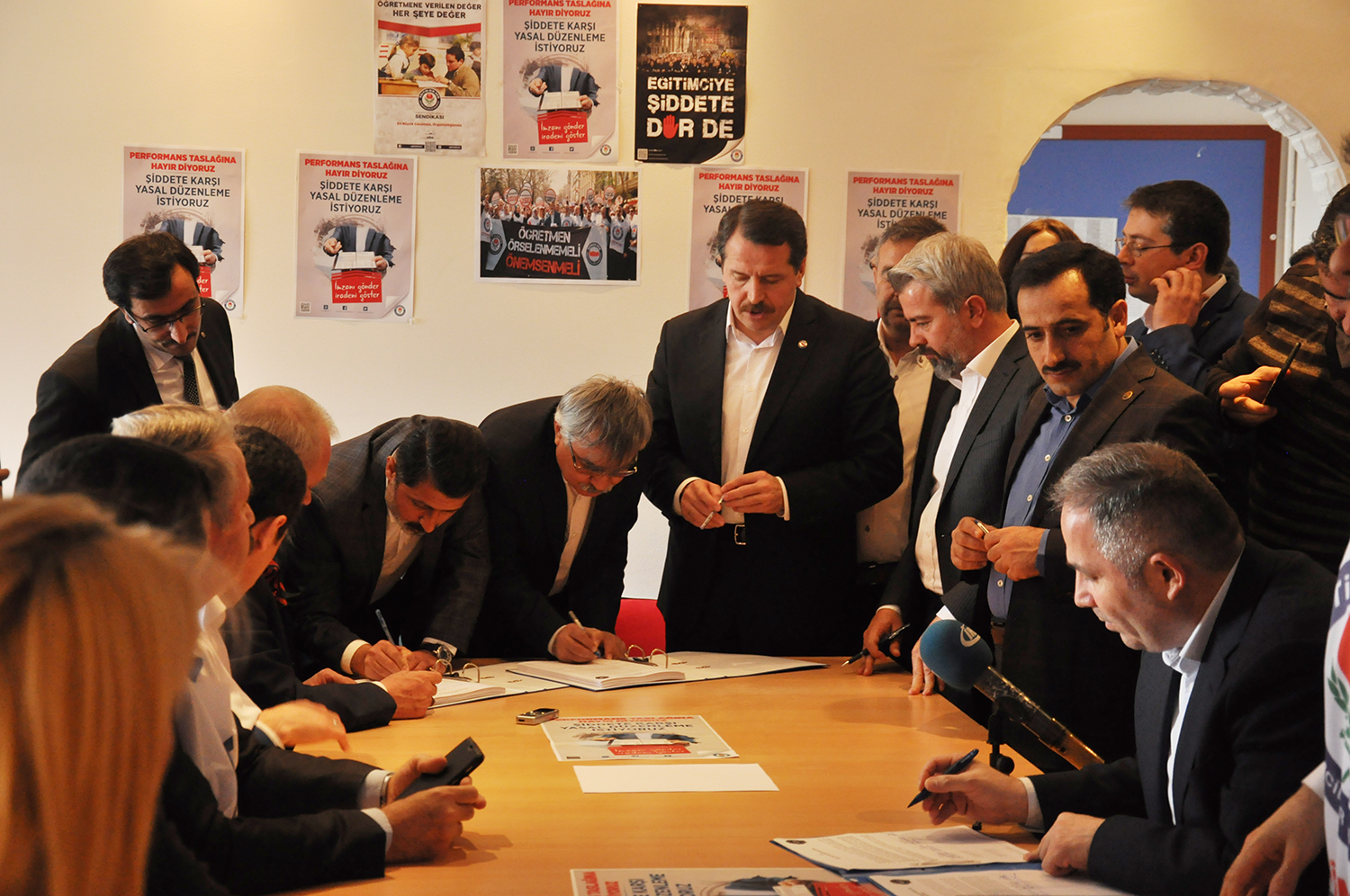 "Performans değerlendirme taslağına hayır diyor, şiddete karşı yasal düzenleme istiyoruz"