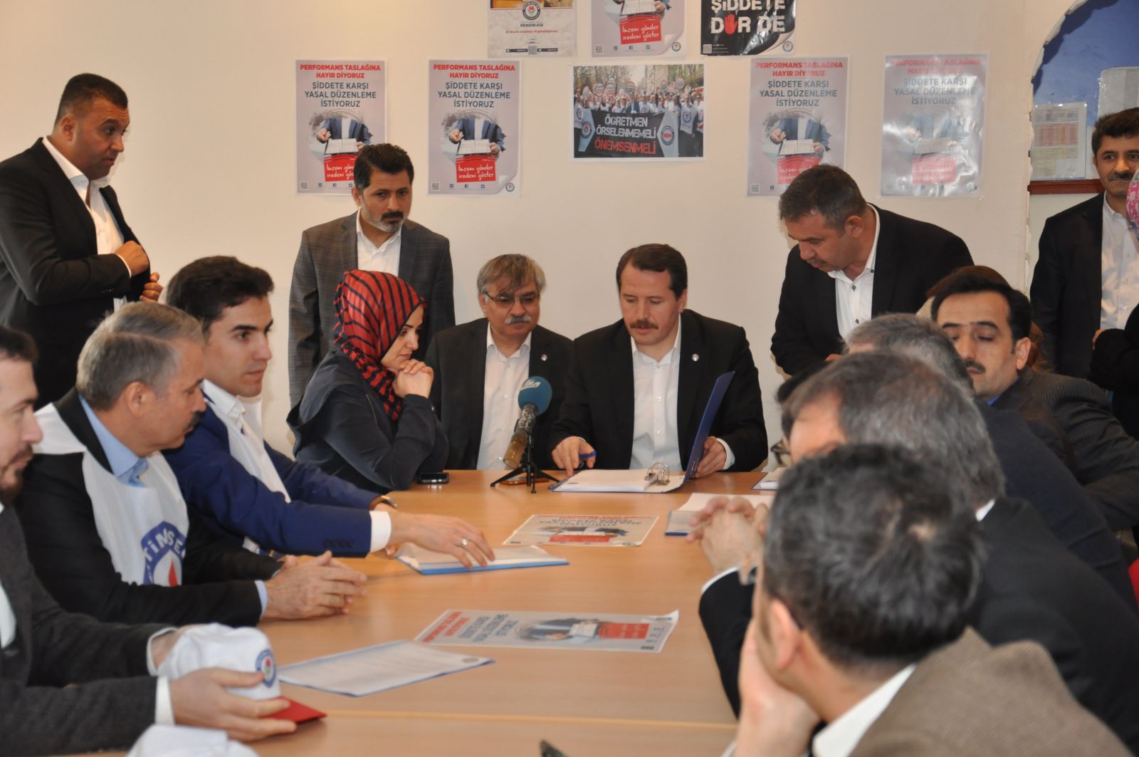 "Performans değerlendirme taslağına hayır diyor, şiddete karşı yasal düzenleme istiyoruz"