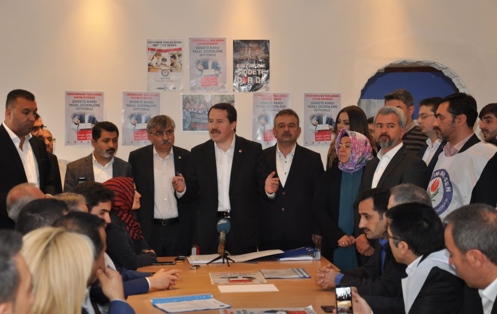 "Performans değerlendirme taslağına hayır diyor, şiddete karşı yasal düzenleme istiyoruz"