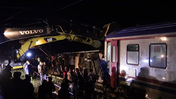 Tren kazasında ölü sayısı 24'e yükseldi