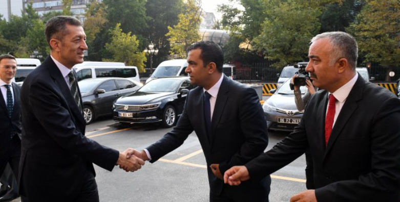 Milli Eğitim Bakanı, şoförlerle kahvaltı yaptı