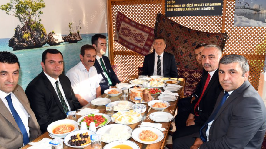 Milli Eğitim Bakanı, şoförlerle kahvaltı yaptı