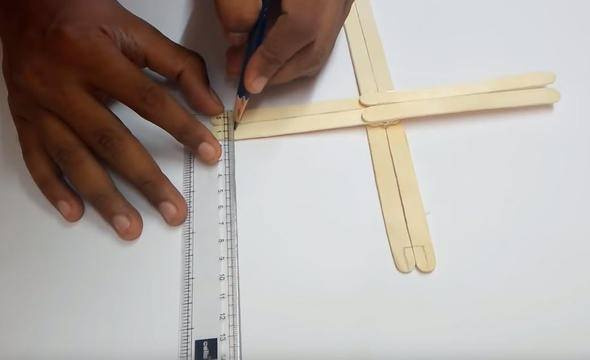 İngiliz öğrenci dondurma çubuğundan drone yaptı