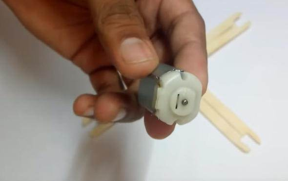 İngiliz öğrenci dondurma çubuğundan drone yaptı