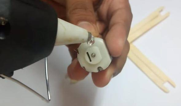 İngiliz öğrenci dondurma çubuğundan drone yaptı