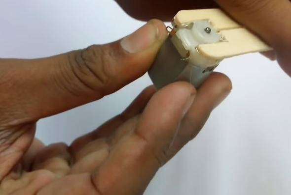 İngiliz öğrenci dondurma çubuğundan drone yaptı