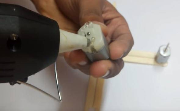 İngiliz öğrenci dondurma çubuğundan drone yaptı