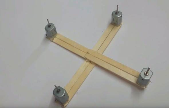 İngiliz öğrenci dondurma çubuğundan drone yaptı