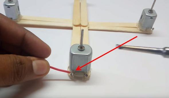 İngiliz öğrenci dondurma çubuğundan drone yaptı